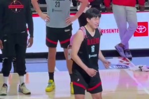 人气真的可以！杨瀚森球迷日出场，受到大伙儿热烈欢迎！