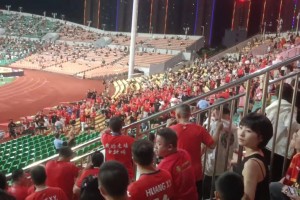 打起来了！广西平果和重庆铜梁龙球迷爆发冲突