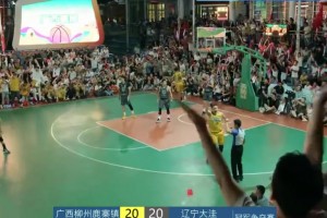 中锋位置正面较量！杨瀚森利用脚步强吃克林根，碾到篮下得分！