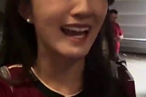 真球迷啊！此前阿根廷女球迷爬上铁网庆祝却被划破衣服