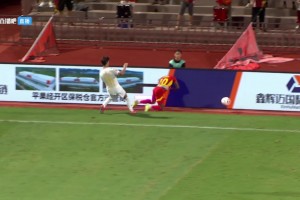 惨烈！铜梁龙球员把外援撞到颈椎骨折，而且竟然只吃了黄牌没禁赛