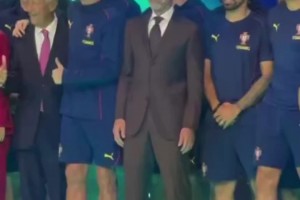 勾肩搭背C罗和葡萄牙总统关系就像好兄弟，这地位真没谁了