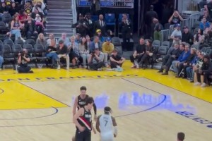 足够重视！暂停期间，主帅比卢普斯亲自指导杨瀚森！小杨频频点头