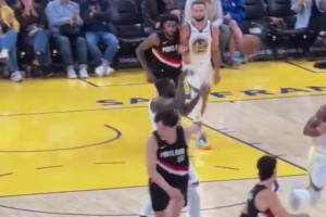 不是追梦绊的！这个视角可以清晰看到，是杨瀚森自己左腿绊右腿导致摔倒