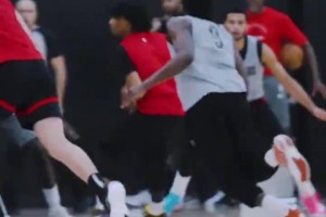 手酸不酸？杨瀚森赛前扣篮训练，各种顺下单手劈扣！