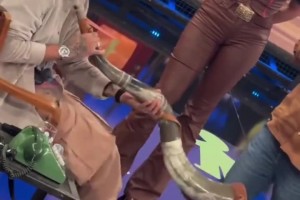 内马尔快把自己笑噶了！这号角怎么吹都吹不起来