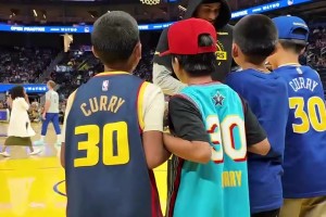 小盆友们似乎还不太兴奋~小佩顿笑眯眯给4位库里小球迷签名