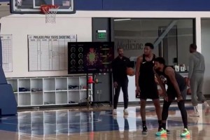 这也太快了！曾凡博被换上后，立刻给布克来了个犯规！