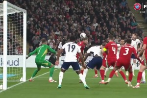 英格兰战术角球连续二次进攻！沃特金斯门前轻松打门得手！