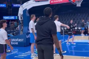 NBA中国赛现场，球迷捕捉到布克赛前热身训练