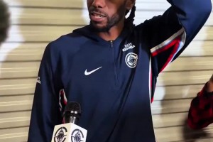 小卡跟龙狮球员告别：各位继续加油 我们下次再见