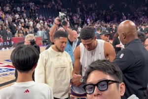 布克见到他也得一愣吧！“中国布克”昨日与布克本尊合影，还获亲签球衣