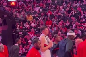 杨瀚森今日在场上打疯了，球迷打趣：克林根在场下显得很落寞！