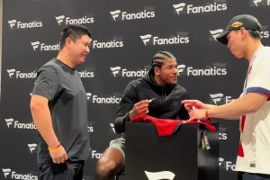 大史获杰伦-格林合影签名：爱了整整四年 有过惊喜也有太多失望