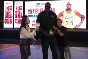 最萌身高差！当奥尼尔和宋小宝相遇，宝哥真小鸟依人！