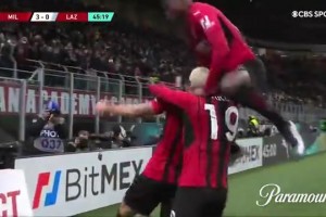 不小心跳高了！名场面：莱奥找队友庆祝，结果……