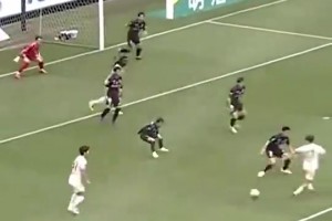 太自信了！现在的日本球员在禁区内已经能如此闲庭信步