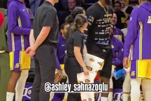 威少重返湖人主场为球迷签名，这是不愿意签湖人球衣吗？