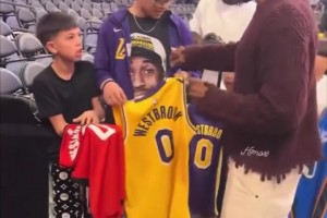 唯独不签湖人！威少给球迷签球衣，对昔日球队的喜恶显而易见