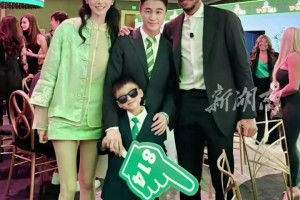 逆天大长腿抢镜！绿军股东何猷君出席球队慈善晚宴 与西蒙斯合影