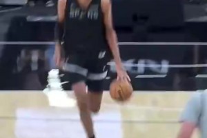 文班这一个回合让我看到三个超巨的影子！KD、字母哥、奥尼尔！