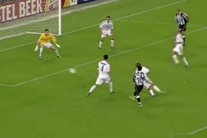 自带领域的男人！皮耶罗神级停球连续晃动攻破皇马！