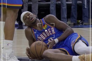 26罚狂砍55分的亚历山大 在打2加时瘫坐地上表情麻累了