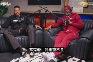 姚明爸爸姚志源现场观看浙BA，一头白发也藏不住气场...