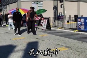 “森林狼客场挑战湖人～赛前爱德华兹步行前往湖人球馆...