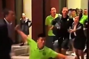 球迷AI视频恶搞电梯战神王刚