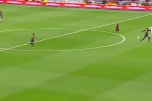 C罗当年在国家德比上脚后跟挑球过掉皮克，皮克有点无奈