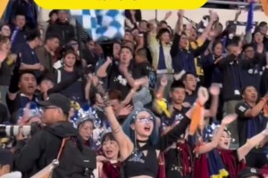 疯狂啊！实拍：粉丝“围堵”苏超南通球员李贤成的座驾