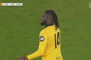 狼队扳回一城！黄喜灿助攻阿洛科达尔破门！