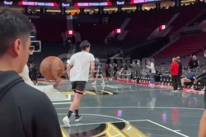 面对自己的偶像！杨瀚森练习篮下终结，远端的约基奇正在训练三分！