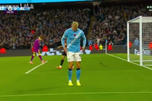 进球机器实锤！哈兰德进球后模仿机器人动作庆祝