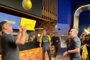 安帅选择理想中场阵容：齐达内/卡卡，皮尔洛，魔笛，神灯/蒂亚戈