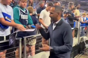 巧合吗？独行侠经理Nico给球迷签名，偏偏漏掉了身穿东契奇球衣的那位