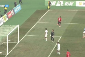 这有点。。中甲佛山南狮门将2分钟内连续接高空球失误，最终送礼