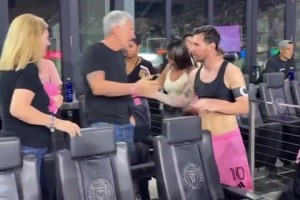 安东内拉眼里满眼都是梅西，一旁的儿子敢踢老子一脚啊