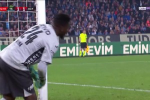 没办法！对手远射世界波，奥纳纳目送皮球入网