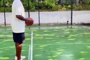 “克莱接机女友～因为迟到了克莱向女友梅根道歉～”