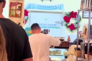 想象：你像往常一样走进咖啡店买早晨咖啡，却意外地看到了梅西！