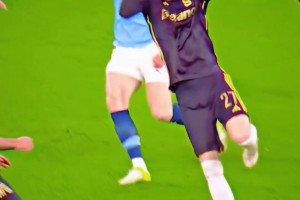 这什么柔韧性啊！哈兰德这身体天赋，实在是太离谱了！