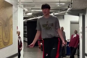 杨瀚森在球员通道热身加练跳绳 甚至单腿跳绳都出来了！