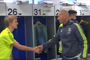 当齐祖成为主帅首次进入皇马更衣室，球员们都是满脸敬畏