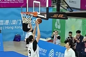 观感恐怖！2米26的张子宇，赛前居然是这么热身的！