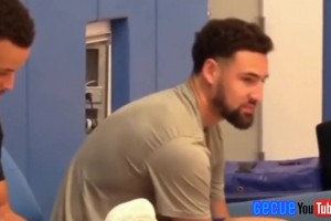 要不考虑一下？美媒扒出：库里曾拿起克莱的KT5战靴仔细端详~