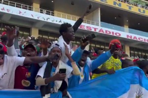 主场待遇！安哥拉球迷高喊梅西名字