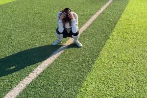 小姐姐踢球是用了脑子的