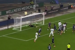 从看台上意大利球迷的反应便能看出泽林斯基这一脚有多恐怖